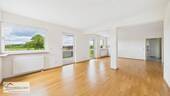 Wohnzimmer mit Zugang zum Balkon - PERL SENIORENGALERIE MOSELPARK: 117 m² - WOHNUNG MIT BALKON, AUFZUG, KELLER UND TG - STELLPLATZ