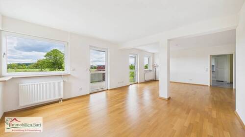 Wohnzimmer mit Zugang zum Balkon - PERL SENIORENGALERIE MOSELPARK: 117 m² - WOHNUNG MIT BALKON, AUFZUG, KELLER UND TG - STELLPLATZ