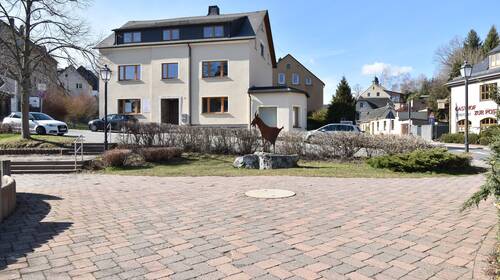 Vorderansicht - Gepflegtes Wohn- und Geschäftshaus Rathausplatz in MeinersdorfBüro- , Praxisfläche im Erdgeschoss zu vermieten