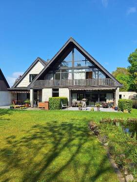 Rückansicht mit Garten - Mehrgenerationenwohnen im Zweifamilienhaus in zentraler und ruhiger Wohnlage in Emsdetten