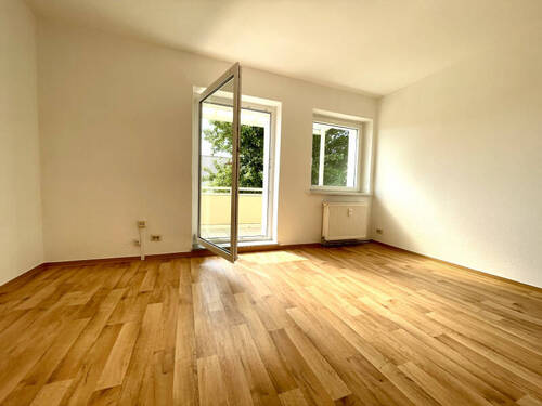 Wohnzimmer mit Balkon - 4 Zimmer Etagenwohnung in Bad Dürrenberg