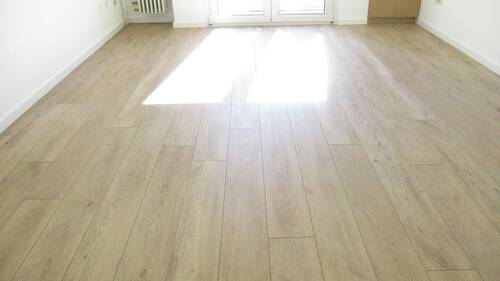 Neuer durchgehender Bodenbelag - 