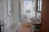 Badezimmer mit Badewanne und Dusche - 