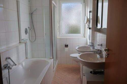 Badezimmer mit Badewanne und Dusche - 