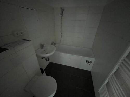 Badezimmer mit Wanne und Handtuchheizkörper - 