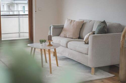 Bild 1 - sofort frei: Hochwertig renoviert mit Balkon, zentral und dennoch ruhig