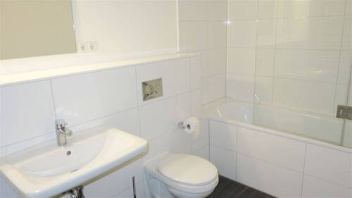 Modernes Bad mit Wanne - 