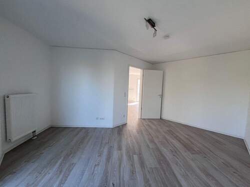 Schlafzimmer - Seniorenwohnung direkt am Opernhaus: 2-Zimmer-Wohnung mit Balkon, Einbauküche und 24h-Service