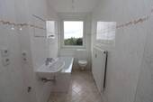Beispiel Bad mit Wanne - 3 Zimmer Etagenwohnung zur Miete in Halsbrücke