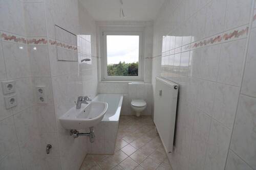 Beispiel Bad mit Wanne - 3 Zimmer Etagenwohnung zur Miete in Halsbrücke