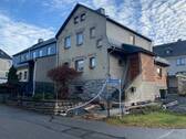 Vorderansicht - Wohnen in der schönen Bergstadt Zwönitz: Reiheneckhaus mit Anbau und einer freistehenden großen Garage