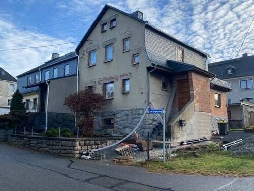 Vorderansicht - Wohnen in der schönen Bergstadt Zwönitz: Reiheneckhaus mit Anbau und einer freistehenden großen Garage
