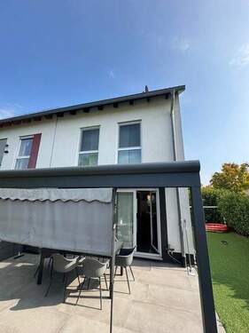 5 Rückseite Terrasse Pergola - Es gibt sie noch: Die WOHLFÜHL-Doppelhaushälfte. Erschwinglich ist sie auch noch! Füße hochlegen!