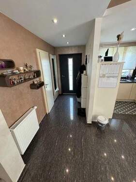 7 Flur zum Haupteingang und rechts Küche - 4 Zimmer Doppelhaushälfte in Ludwigshafen