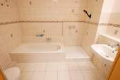 Vollbad mit Wanne und Dusche.JPG - 