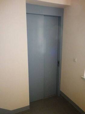 Fahrstuhl auf halber Treppe - 