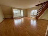 Wohnzimmer mit Raumspartreppe zum Dachgeschoss - 2 Zimmer 2- Zimmer zur Miete in Lüneburg