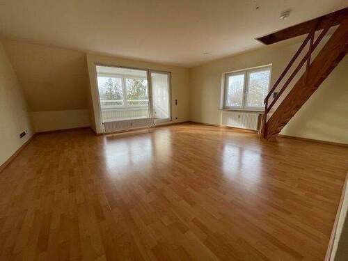 Wohnzimmer mit Raumspartreppe zum Dachgeschoss - 2 Zimmer 2- Zimmer zur Miete in Lüneburg
