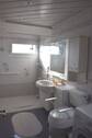Badezimmer mit Dusche und Fenster - 
