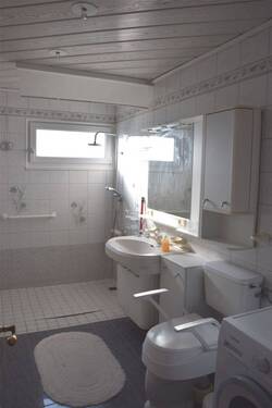 Badezimmer mit Dusche und Fenster - 