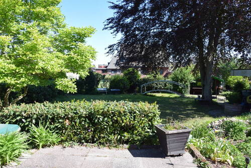 Garten mit altem Baumbestand - 
