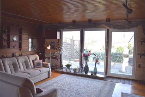 Wohnzimmer mit Zugang zur Terrasse - 6 Zimmer Einfamilienhaus in Weyhe