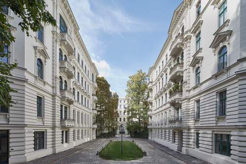 Außenansicht - Erstbezug nach Sanierung: Traumhafte 2-Zimmer-Altbauwohnung inkl. Tiefgaragenstellplatz
