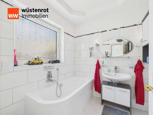 EG Badezimmer mit WC, HWB und Wanne - 
