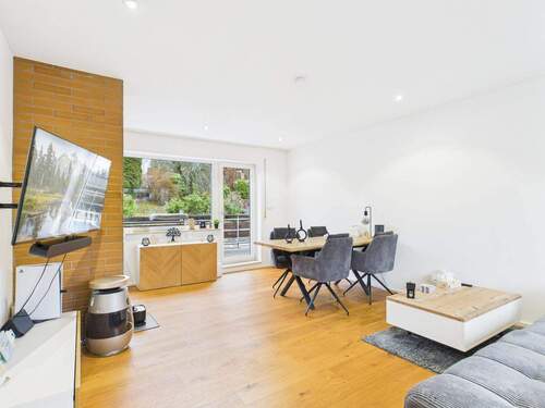 Wohnzimmer mit Blick zum Balkon - 3 Zimmer Etagenwohnung zum Kaufen in Wilnsdorf