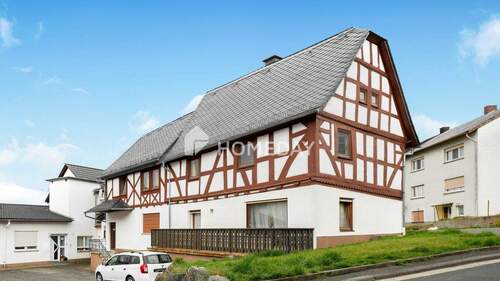 Außenansicht 1 - Denkmalgeschütztes MFH mit 4 Einheiten, Garten und Stellplätzen in Waldsolms-Kröffelbach