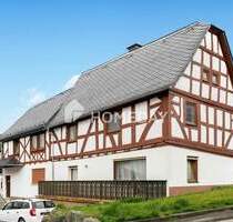 Denkmalgeschütztes MFH mit 4 Einheiten, Garten und Stellplätzen in Waldsolms-Kröffelbach