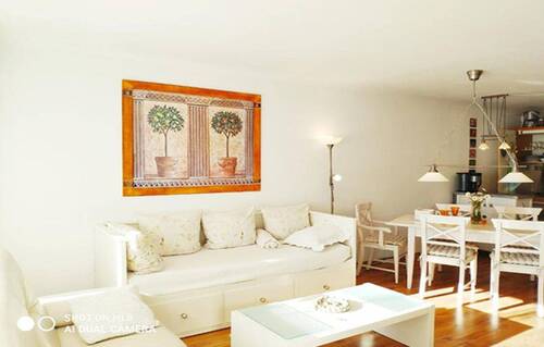 Lichtdurchflutetes Wohnzimmer - GESCHMACKVOLL EINGERICHTETE WOHNUNG IN SIERKSDORF, STRANDNÄHE, PROVISIONSFREI