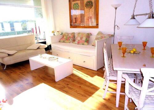 Lichtdurchflutetes Wohnzimmer - 2 Zimmer Etagenwohnung zum Kaufen in Sierksdorf