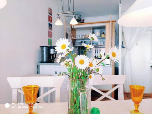 Essecke, im Hintergrund Pantry - 