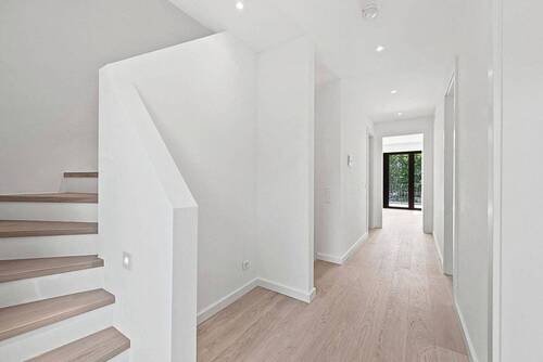 Lichtdurchfluteter Flur im OG - 