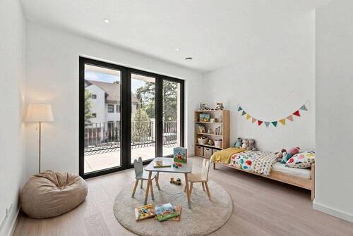 Kinderzimmer mit Balkon im OG - 