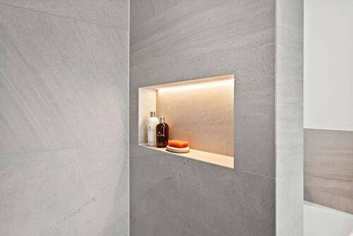 Beleuchtete Wandnischen im Bad - 