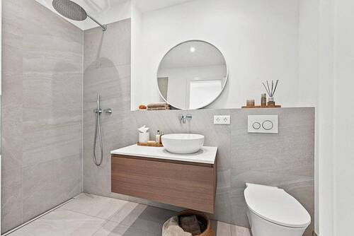 Weiteres Bad mit Dusche im OG - 