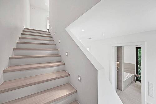 Treppen mit Stufen-Beleuchtung - 