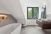 Stylische Badewanne im DG - 
