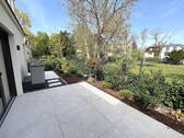 Rückseitige Terrasse im Grünen - 