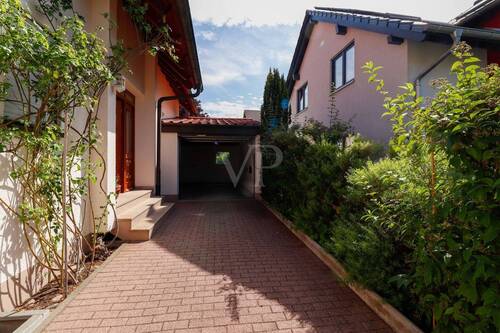 Einfahrt - Doppelhaushälfte mit 200,00 m² in Karlsdorf-Neuthard zur Miete