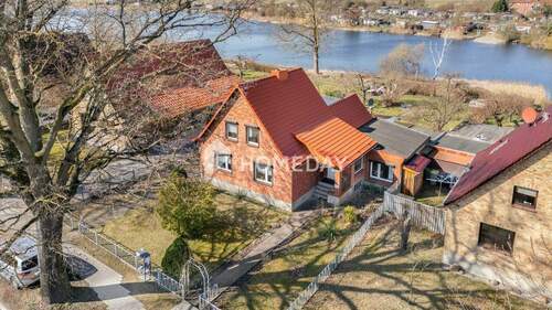 Außenansicht Drohne 1 - Großes Grundstück, viele Möglichkeiten: Ihr neues Familienglück in direkter Seenähe von Bützow