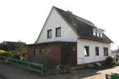 Hausansicht-001 - Preissenkung.....Zweifamilienhaus mit Potential ... !!!
