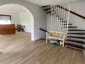 Treppenaufgang v. Esszimmer - 6 Zimmer Doppelhaushälfte in Taunusstein
