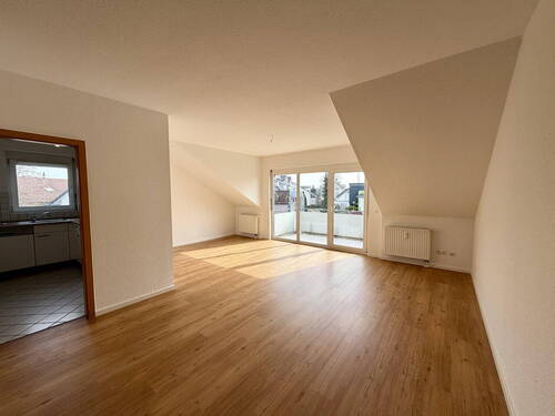 Wohnzimmer 1 - Frisch renovierte 2,5-Zi.-DG-Wohnung mit Balkon & 2 Stellplätzen - provisionsfrei