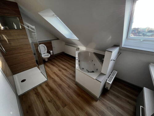 Badezimmer m. Wanne und Dusche - 