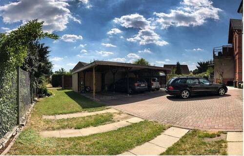 Hof mit Carport - 
