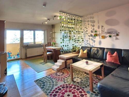 Wohnzimmer mit Balkon - 3 Zimmer Etagenwohnung in Straubing