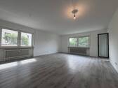 Wohnzimmer - 4-Zimmer-Wohnung mit flexibel nutzbaren UG-Räumen und 2 Stellplätzen